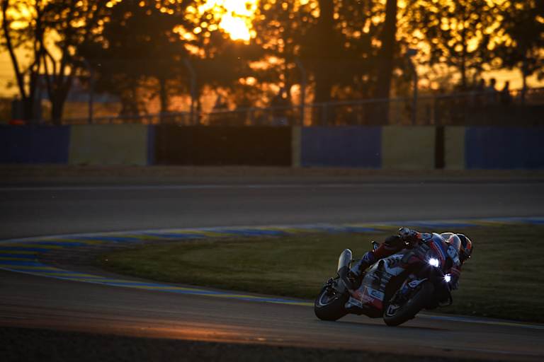 BMW lag nach der Zwischenmarke von 16 Stunden knapp vor YART