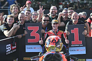 Alberto Surra feiert Platz 3 mit seinem Motocorsa-Team