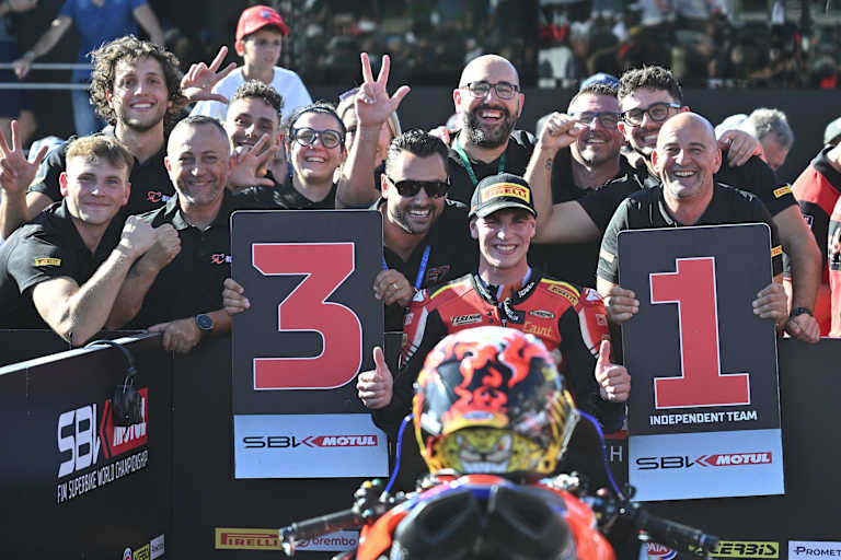 Alberto Surra feiert Platz 3 mit seinem Motocorsa-Team