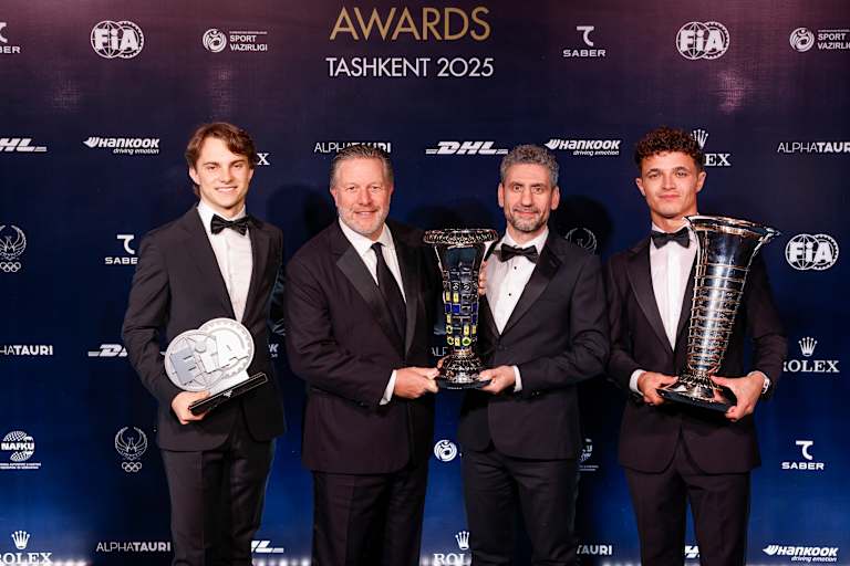 Oscar Piastri, CEO Zak Brown, Teamchef Andrea Stella und Lando Norris