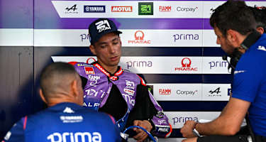 Toprak Razgatlioglu mit den Pramac-Technikern