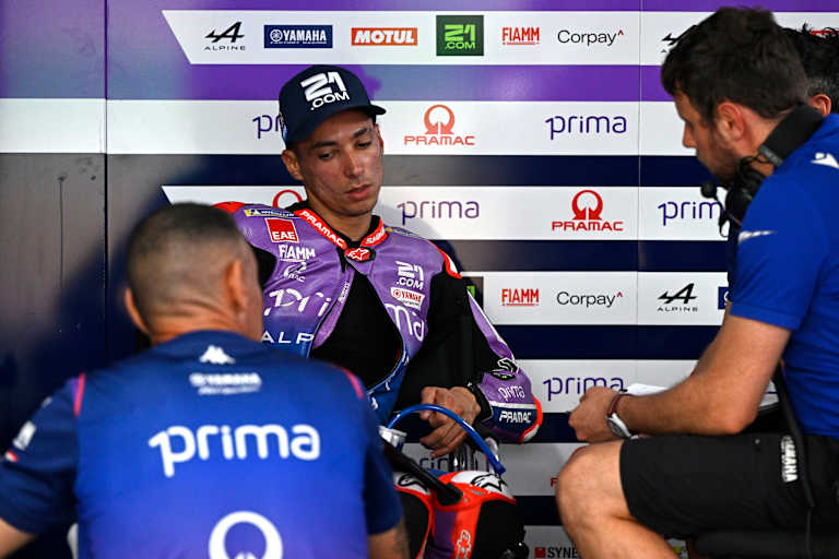 Toprak Razgatlioglu mit den Pramac-Technikern