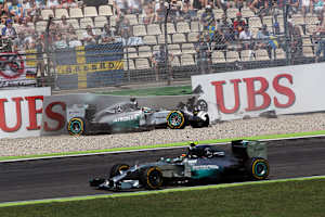 Nico Rosberg (hinten) und Lewis Hamilton