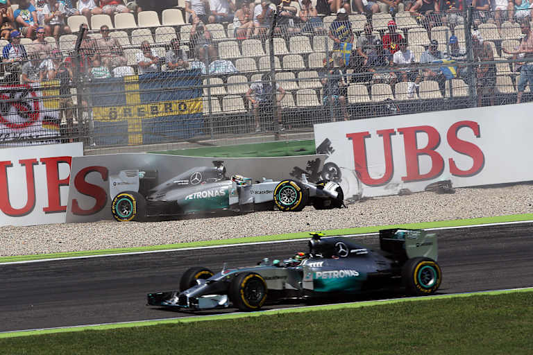 Nico Rosberg (hinten) und Lewis Hamilton