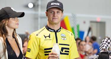 Mick Schumacher bei der Rookie-Zeremonie mit einer kleinen Flasche Milch