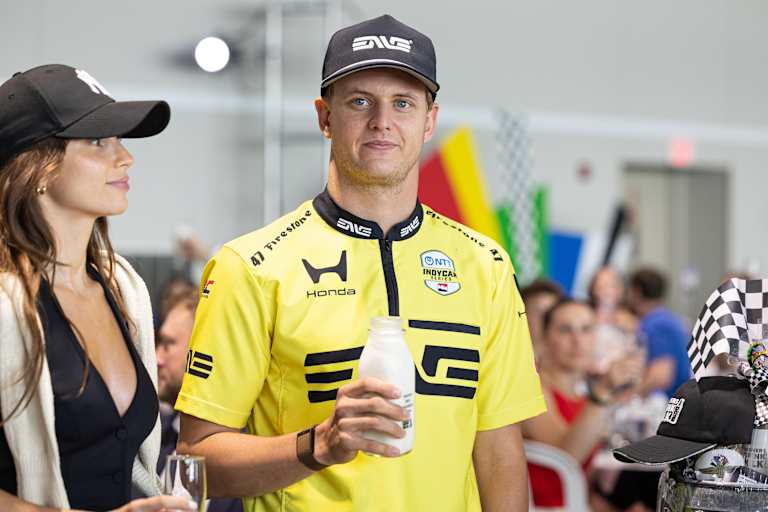 Mick Schumacher bei der Rookie-Zeremonie mit einer kleinen Flasche Milch