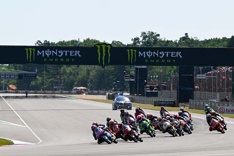 Beim Moto3-Start in Brünn übernahm Maximo Quiles die Führung