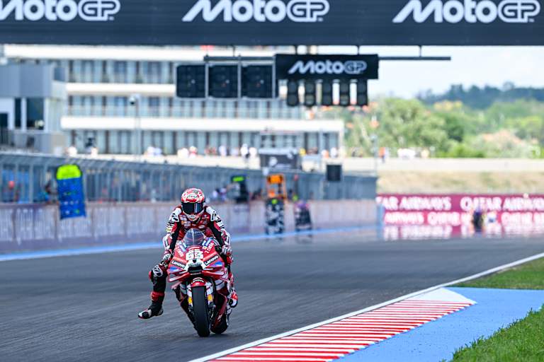 Pecco Bagnaia allein auf weiter Flur