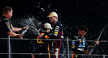 Verstappen auf dem Podium mit Richard Wolverson, Head of Racing Operations