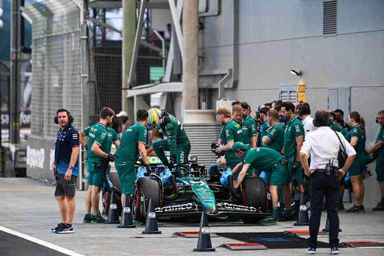Fernando Alonso mit seinem Aston Martin auf der FIA-Waage