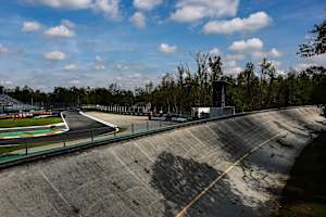 Die Monza-Steilwand, hinten die normale GP-Strecke