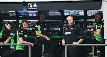 Jonathan Wheatley (2. von rechts) am Sauber-Kommandostand 