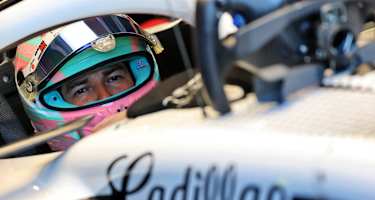 Sergio Perez im Cockpit seines Cadillac