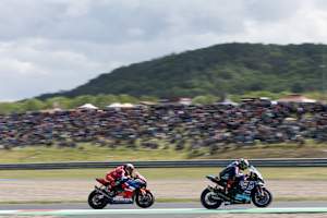 Most 2025: Jonathan Rea vor Xavi Vierge