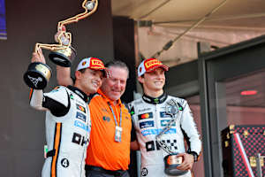 McLaren-CEO Zak Brown mit Lando Norris und Oscar Piastri