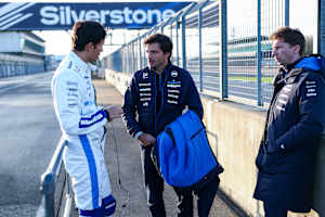 Carlos Sainz beim Williams-Shakedown in Silverstone mit Albon und Vowles