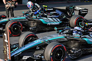 Die Mercedes von Kimi Antonelli (oben) und George Russell