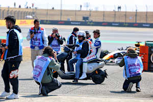 F1-Rookie Arvid Lindblad war nach seinem Ausfall auf zwei Rädern unterwegs