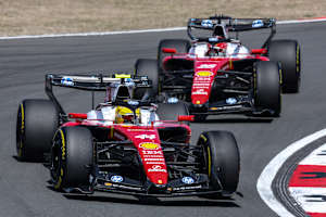 Lewis Hamilton vor Charles Leclerc (Ferrari)