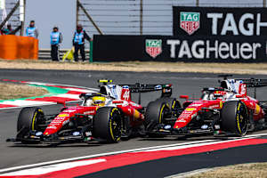 Die Ferrari von Lewis Hamilton und Charles Leclerc