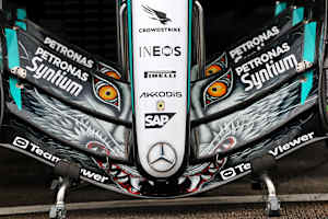 Der Frontflügel des Mercedes