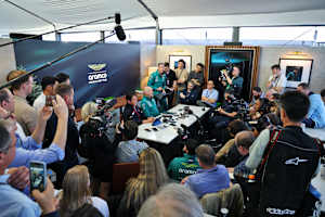 Adrian Newey und Koji Watanabe stellten sich den Fragen der Journalisten