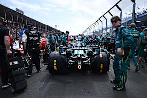 Lance Strolls Aston Martin in der Startaufstellung 