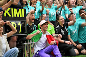 Kimi Antonelli feiert mit dem Team, um seine Schultern die Italien-Flagge