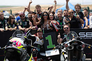 Das Althea-Team feiert den ersten Supersport-Sieg 2026