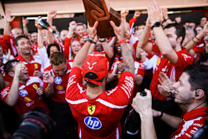 Nicht nur das Ferrari-Team freute sich mit Lewis Hamilton über den GP-Sieg