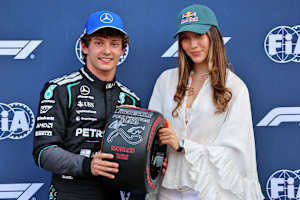 Kimi Antonelli bekam den Pole-Position-Award von der Olympionikin Eileen Gu