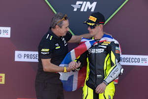 Triumph-Teamchef Simon Buckmaster (li.) mit Tom Booth Amos
