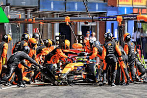 Beim Boxenstopp von Lando Norris in Spa ruckelte es und kostete Zeit