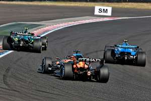 Piastri (unten) verfolgt Alonso (links) und Sainz (rechts), gleich kracht's