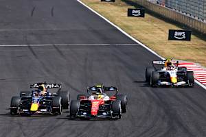 Max Verstappen greift Lewis Hamilton an, rechts staunt Lawson