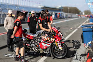 Der Umgang mit den Fahrhilfen der Panigale V4R erfordert Eingewöhnung