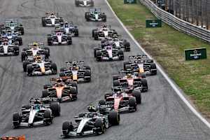 Kurz nach dem Start zum Niederlande-GP: Mercedes vorne