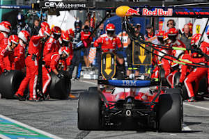 Lewis Hamilton auf dem Weg zum Boxenstopp