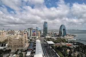 Blick über Fahrerlager und Start/Ziel in Baku