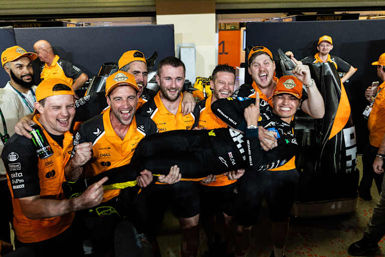 Weltmeister Lando Norris, gehalten von seinem Team in «Lachs»-Position