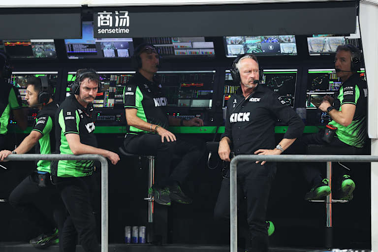 Jonathan Wheatley (2. von rechts) am Sauber-Kommandostand 