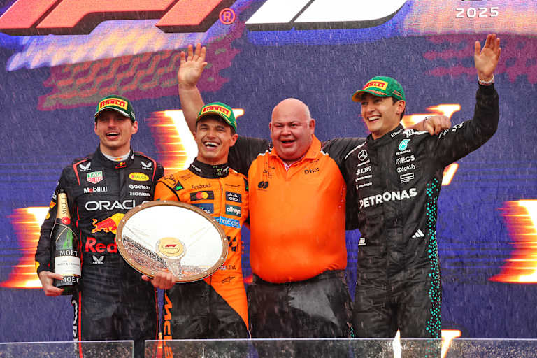 Rob Marshall (Zweiter von rechts) mit Verstappen, Norris und Russell