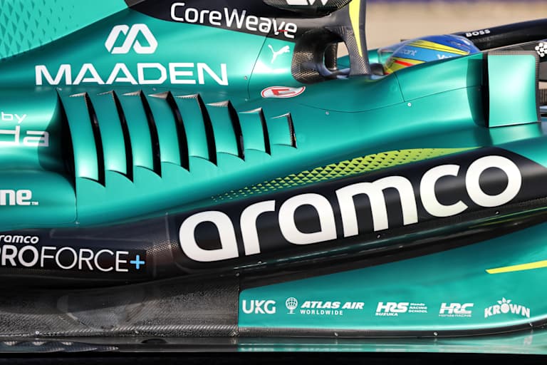 Gewaltige Abluft-Kiemen am Aston Martin-Honda