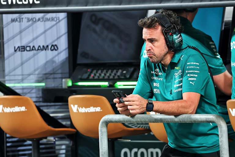 Fernando Alonso niedergeschlagen am Aston-Martin-Kommandostand