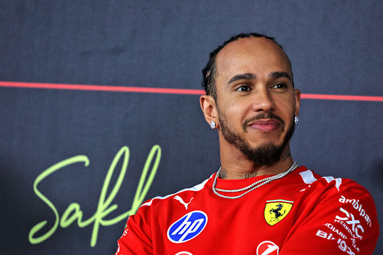 Lewis Hamilton mit guter Laune bei den Bahrain-Tests