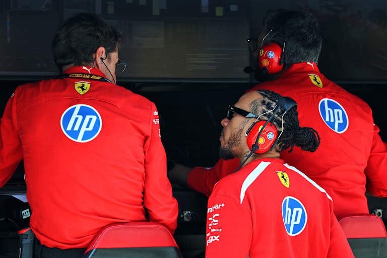 Lewis Hamilton am Ferrari-Kommandostand