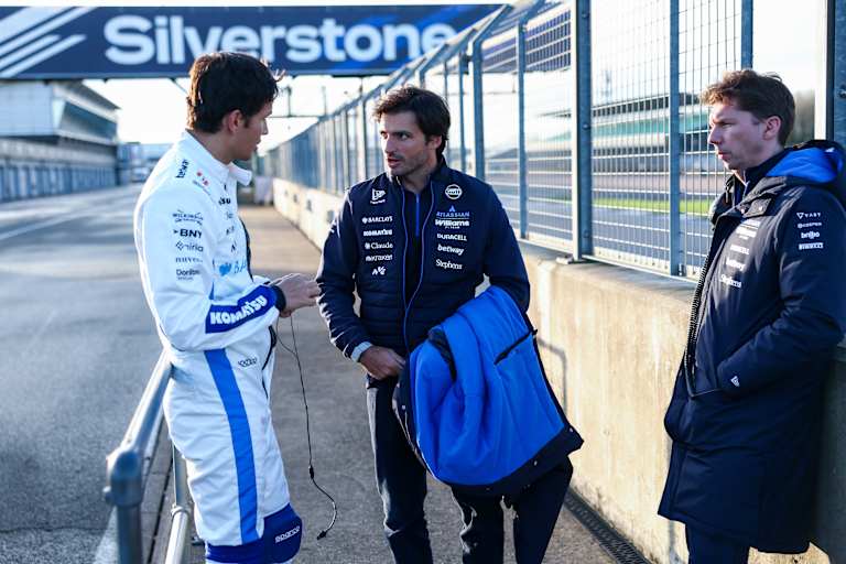 Carlos Sainz beim Williams-Shakedown in Silverstone mit Albon und Vowles