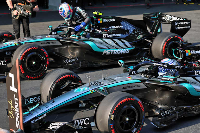 Die Mercedes von Kimi Antonelli (oben) und George Russell