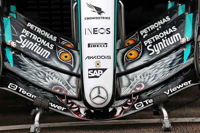 Der Frontflügel des Mercedes