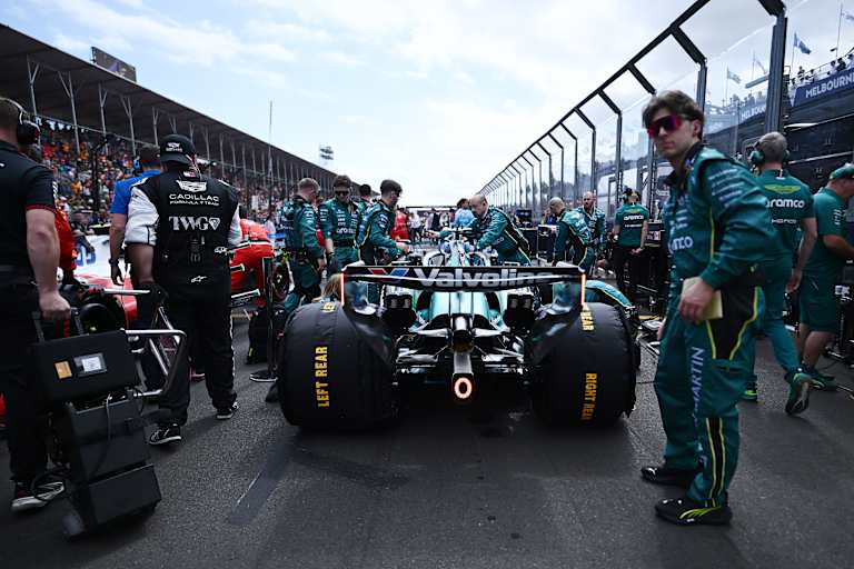 Lance Strolls Aston Martin in der Startaufstellung 